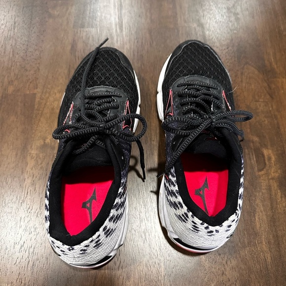 Mizuno Women’s Black and White Running Shoes Size 10 - Picture 2 of 11